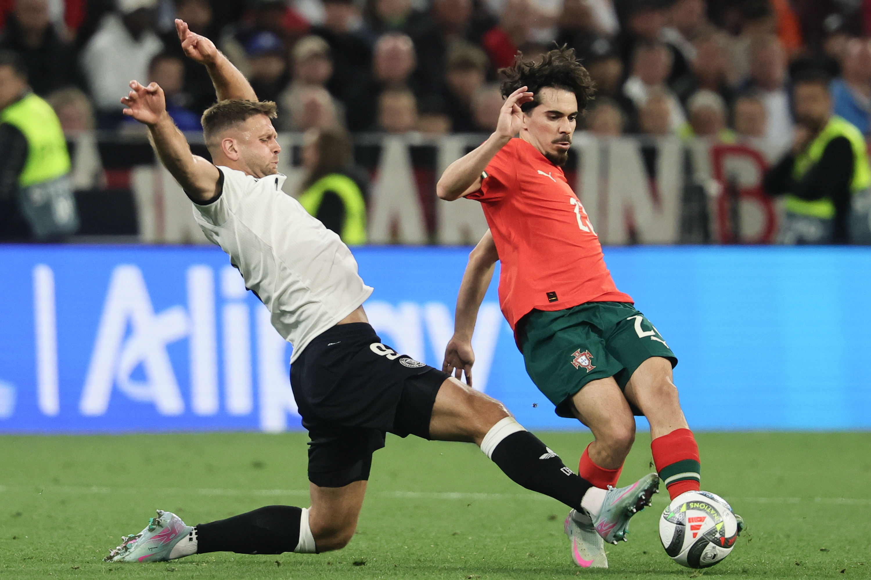 九游体育官网入口-关于冲刺阶段葡萄牙体育遗憾出局：欧冠节点到来，球迷炸锅，赛季目标并未改变的信息